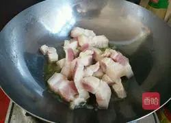 Chestnut braised pork recipe 5