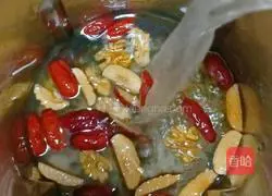 Illustration of how to make black rice, red dates and millet paste 6