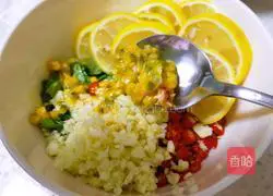 Illustration of how to make boneless hot and sour chicken feet 10