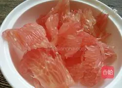 Illustration of how to make red heart honey grapefruit juice 4