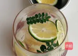 Illustration of how to make lychee lemon sparkling water 10