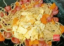 Illustration of how to make fried pasta with sausage and eggs 16