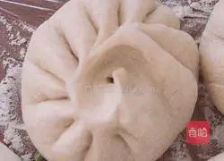 Illustration of how to make leek, vermicelli and egg buns 3