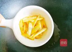 Illustration of how to make loofah, tofu and fungus soup 3