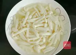 Illustration of how to make luffa, mushroom and egg drop soup 8