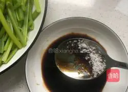 Illustration of how to make cold hand-shredded garlic moss 6