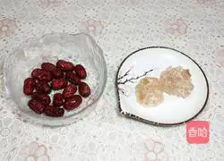 Illustration of how to make water chestnut, snow pear and red date soup 2