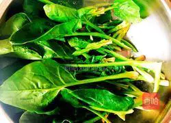 Illustration of how to make cold spinach with nuts 1