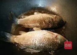 Illustration of how to make braised crucian carp soup 6