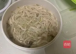Illustration of how to make shredded chicken and mushroom soup 12