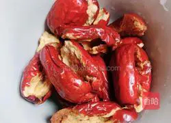 Illustration of how to make red date milk corn soup 3