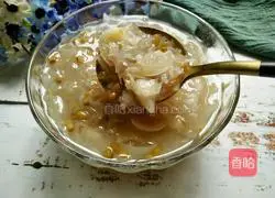 Illustration of how to make mung bean, lily and white fungus soup 11