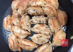 Illustration of how to make pan-fried dumplings 5