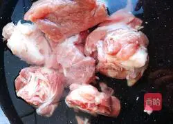 Illustration of how to make corn, lotus root and peanut tube bone soup 1