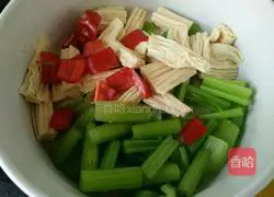Illustration of how to make cold celery and yuba 6