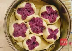 Illustration of how to make two-color plum blossom steamed buns 8