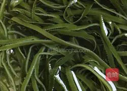 Illustration of how to make cold kelp shreds 3