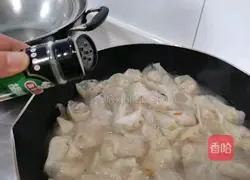 Illustration of how to make fresh meat wontons 12