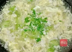 Illustration of how to make luffa, mushroom and egg drop soup 16