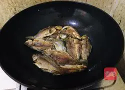 Illustration of how to make crucian carp tofu soup 2