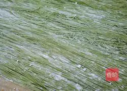 Illustration of how to make spinach handmade noodles 2