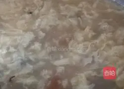 Illustration of how to make tomato, crab and mushroom soup 4