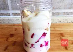 Illustration of how to make banana and dragon fruit yogurt cup 5