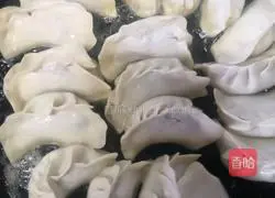 Illustration of how to make pot stickers with pickled cabbage stuffing 3