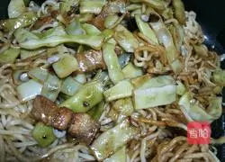 Illustration of how to make braised noodles with pork belly and beans 8