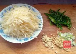 Illustration of how to make spicy pepper and potato shreds 1