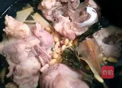 How to make soybean and vegetable dried pork bone soup Illustration 7