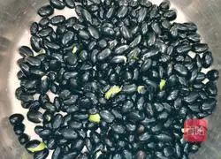 Illustration of how to make peanut black soy milk 3