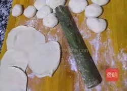 Illustration of how to make steamed dumplings with chives and eggs 5