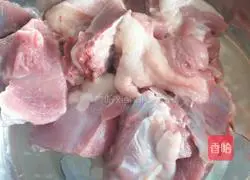 Illustration of how to make Smilax Poria, red bean and duck soup 1