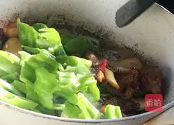 Illustration of how to make dry pot potato slices 8