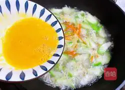 Illustration of how to make shrimp skin and loofah soup 8