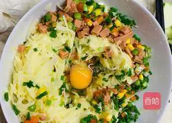 Illustration of how to make fried potato pancakes with butter and cheese 3