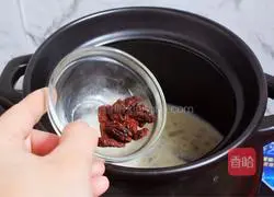 Illustration of how to make peach gum, saponin and rice stewed in milk 10