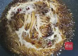 Illustration of how to make braised noodles with poached eggs 4