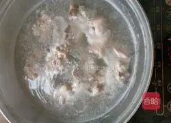 Illustration of how to make pig tail lotus root soup 2