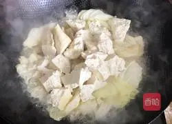 Illustration of how to make hand-braised tofu and cabbage soup 7