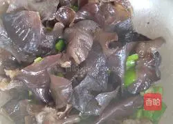 Illustration of how to make fungus, tomato and egg soup 2