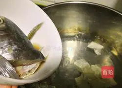 Illustration of how to make cabbage, tofu and fish head soup 6