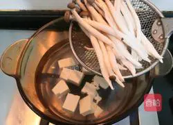 Illustration of how to make crab-flavored mushroom, cabbage and tofu soup 8