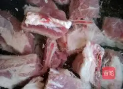 白Illustration of how to make radish and corn pork ribs soup 1