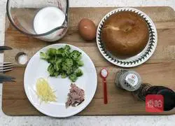 Blue and White Illustration of how to make baked bagel with vegetables and ham without cracking.1