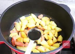 Illustration of how to make potato and ham braised noodles 9