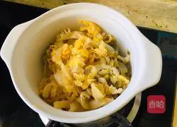 Illustration of how to make casserole with braised pork and sauerkraut 1