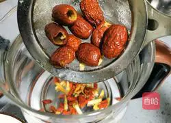 Illustration of how to make Angelica, red dates and wolfberry soup 6