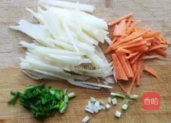 Illustration of how to make shredded potato pancakes 1